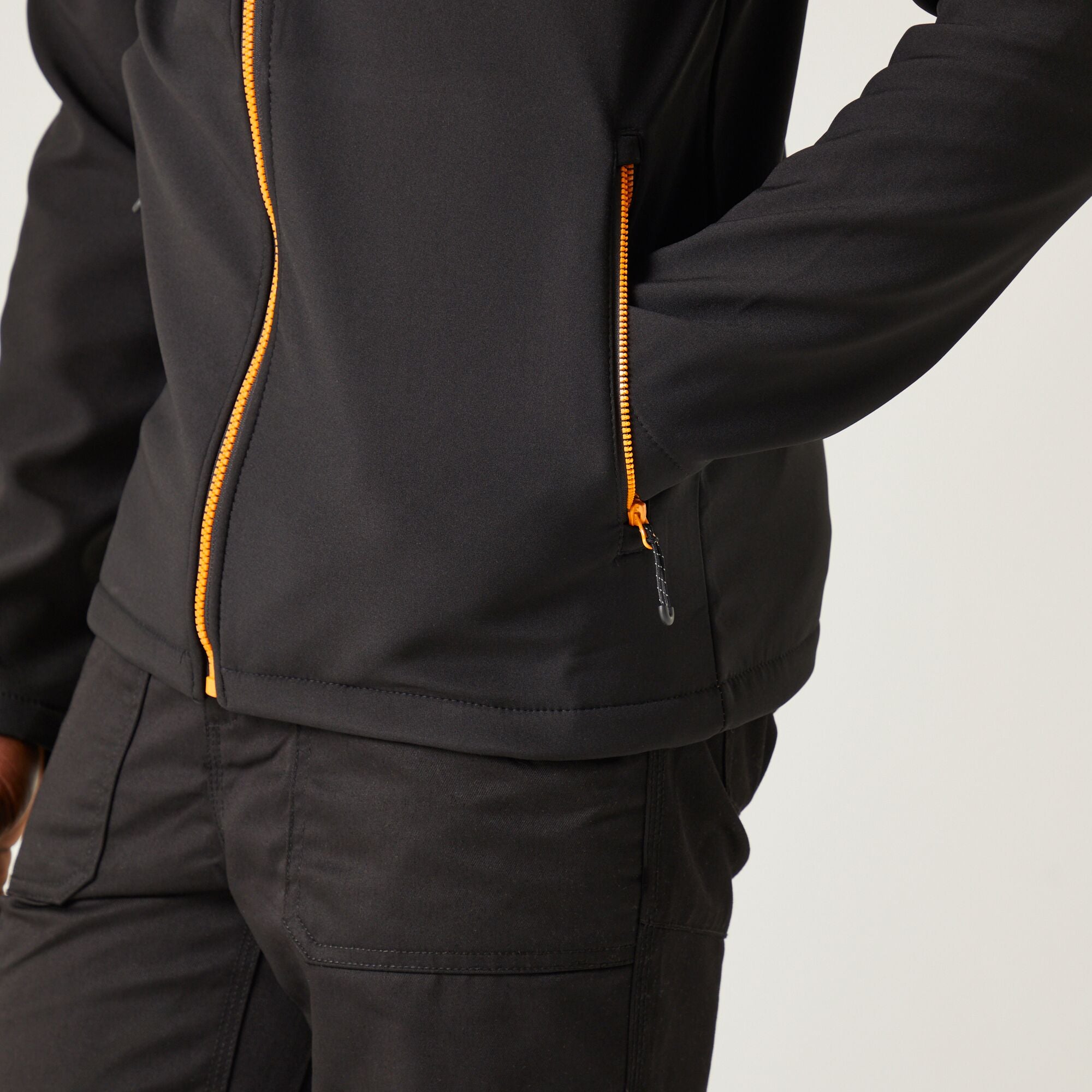 #colour_black-orange-pop